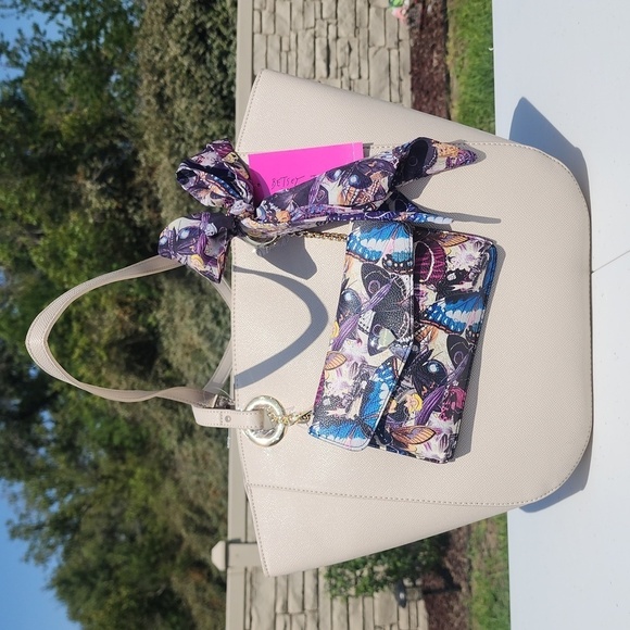 Betsey Johnson Handbags - NWT BETSEY JOHNSON BEIGE LARGE TOTE